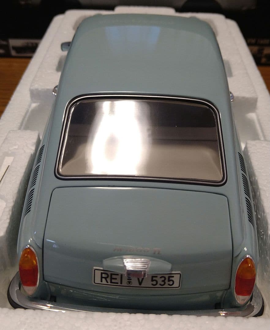 ミニチャンプス 1/18 VW 1600TL ファーストバック ライトブルー