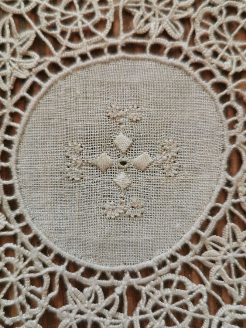 アンティーク イタリア レティシアレース刺繍 花のニードルワーク リネンドイリー