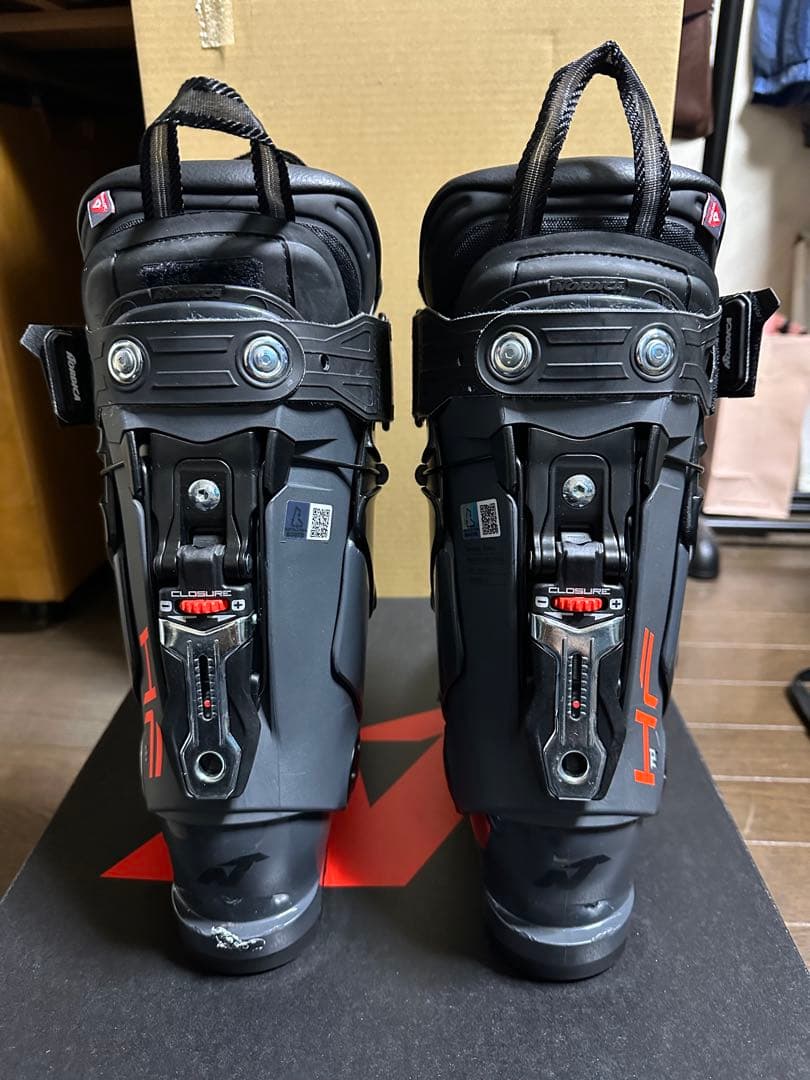 ノルディカHF120リアエントリースキーブーツ