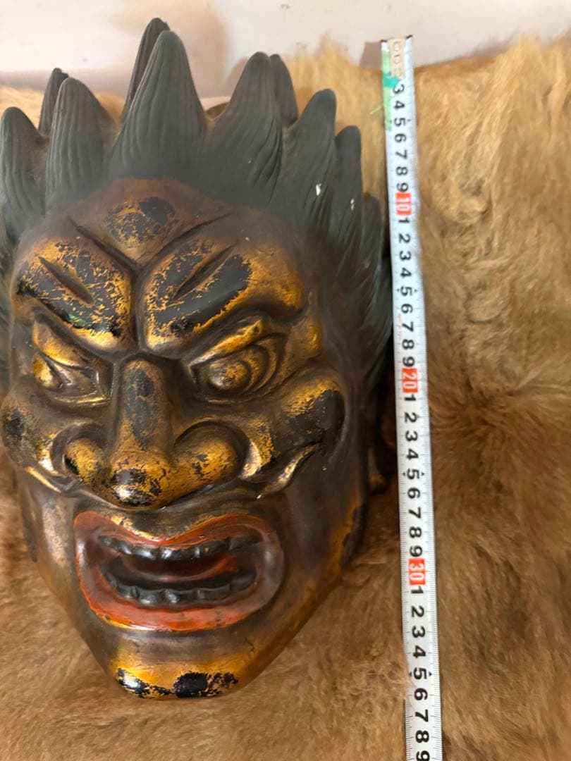 金色と黒色の　鬼の能面　神様　骨董　日本