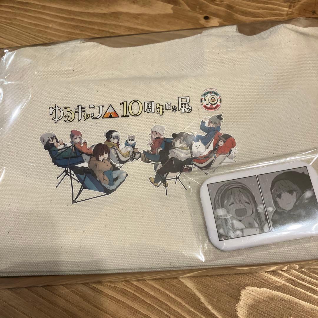 ゆるキャン△ 10周年記念展　メタル賽銭箱　トートバッグ　缶バッジ付き