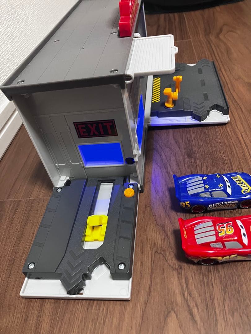 【大幅値下げセール中】カーズ　ガレージ　クイックチェンジ　プレイセット　M