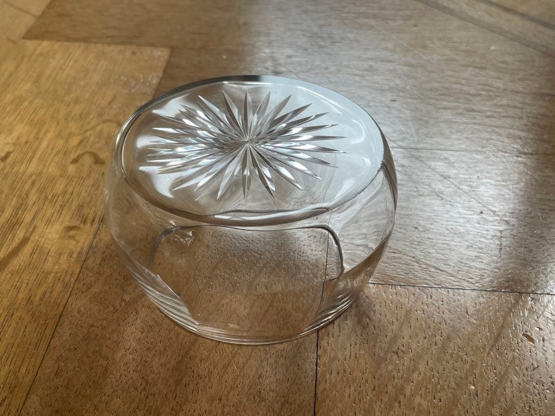 フランス蚤の市の繊細なガラス小物入れ(ボンボニエール)