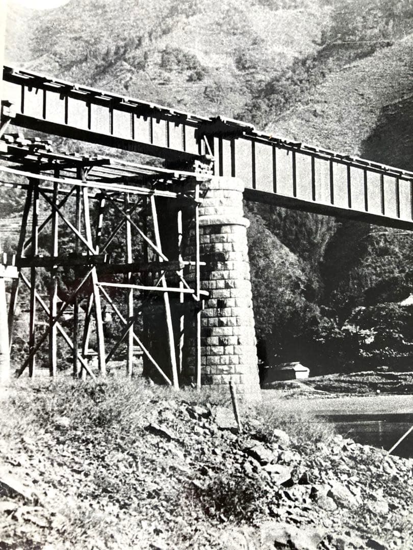 球磨川第一橋梁　鉄道橋の建設 モノクロ写真 ②