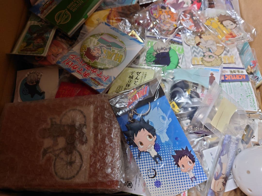 アニメ、キャラクターグッズ約1000点まとめ売り（缶バッジ、アクスタなど）大量