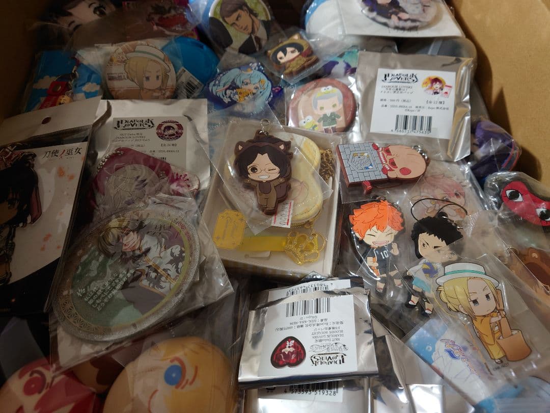 アニメ、キャラクターグッズ約1000点まとめ売り（缶バッジ、アクスタなど）大量