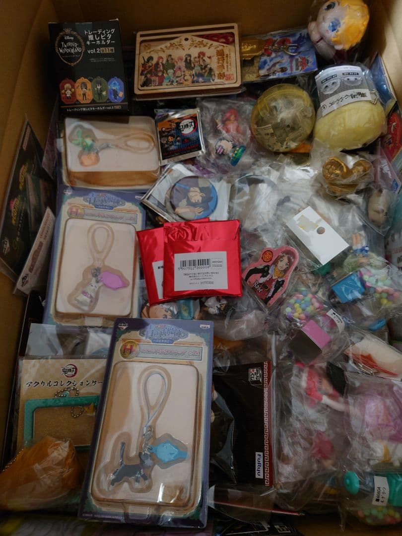 アニメ、キャラクターグッズ約1000点まとめ売り（缶バッジ、アクスタなど）大量