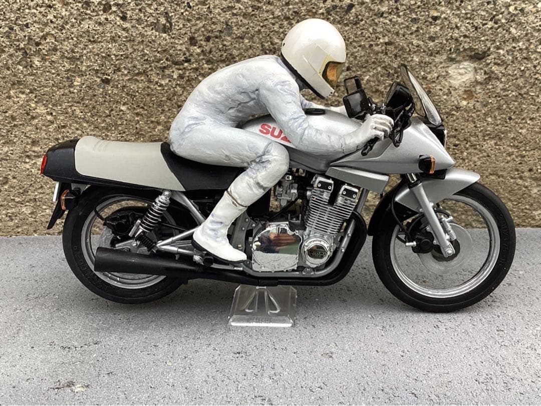 バイクプラモデル　タミヤ1/12 スズキカタナ　フィギュア付き