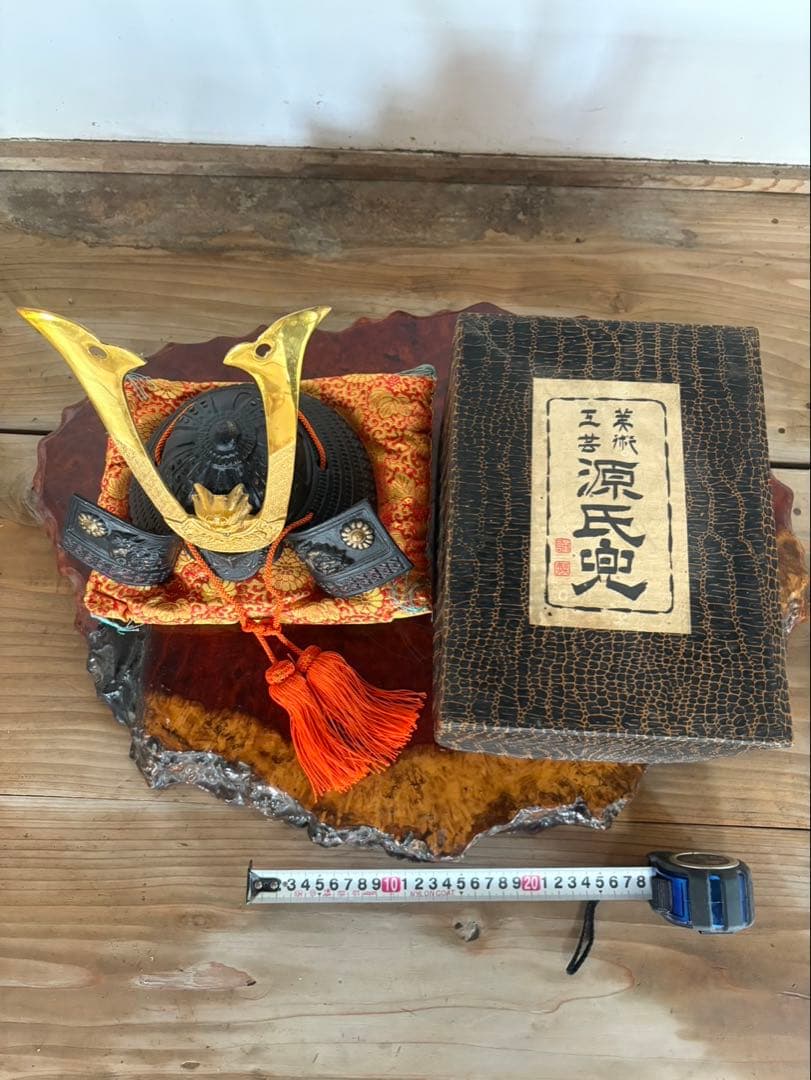 伝統的な黒金兜と箱付き