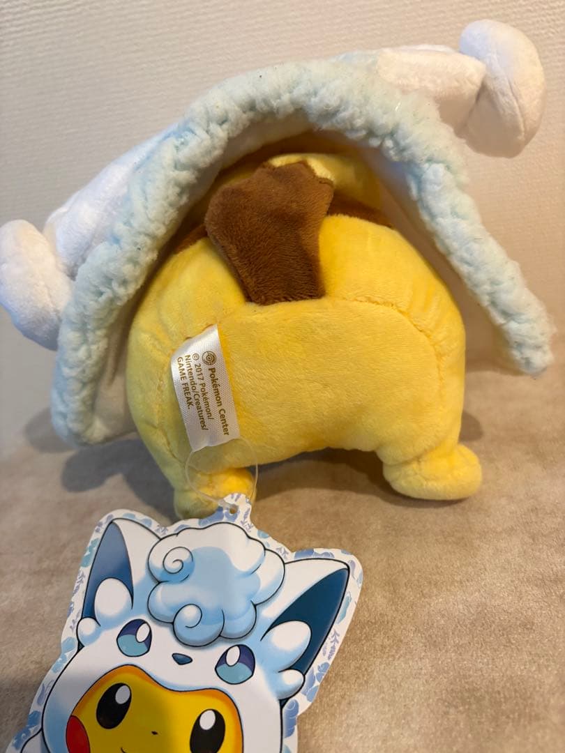 ポケモン アローラロコンのポンチョを着たピカチュウ ぬいぐるみ ポンチョ