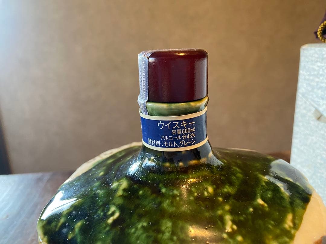 特製ウィスキー　織部梅文沓茶碗形徳利　【箱付き】