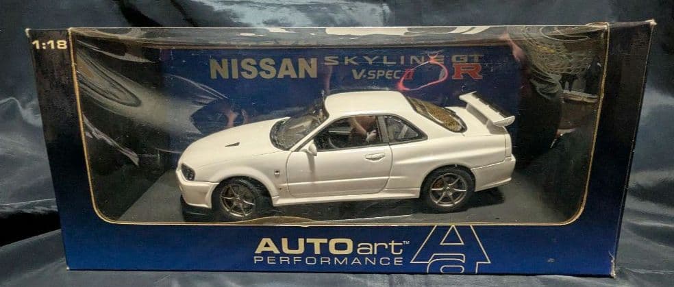 ミニカー Nissan Skyline R34 GT-R V-Spec II 1/18