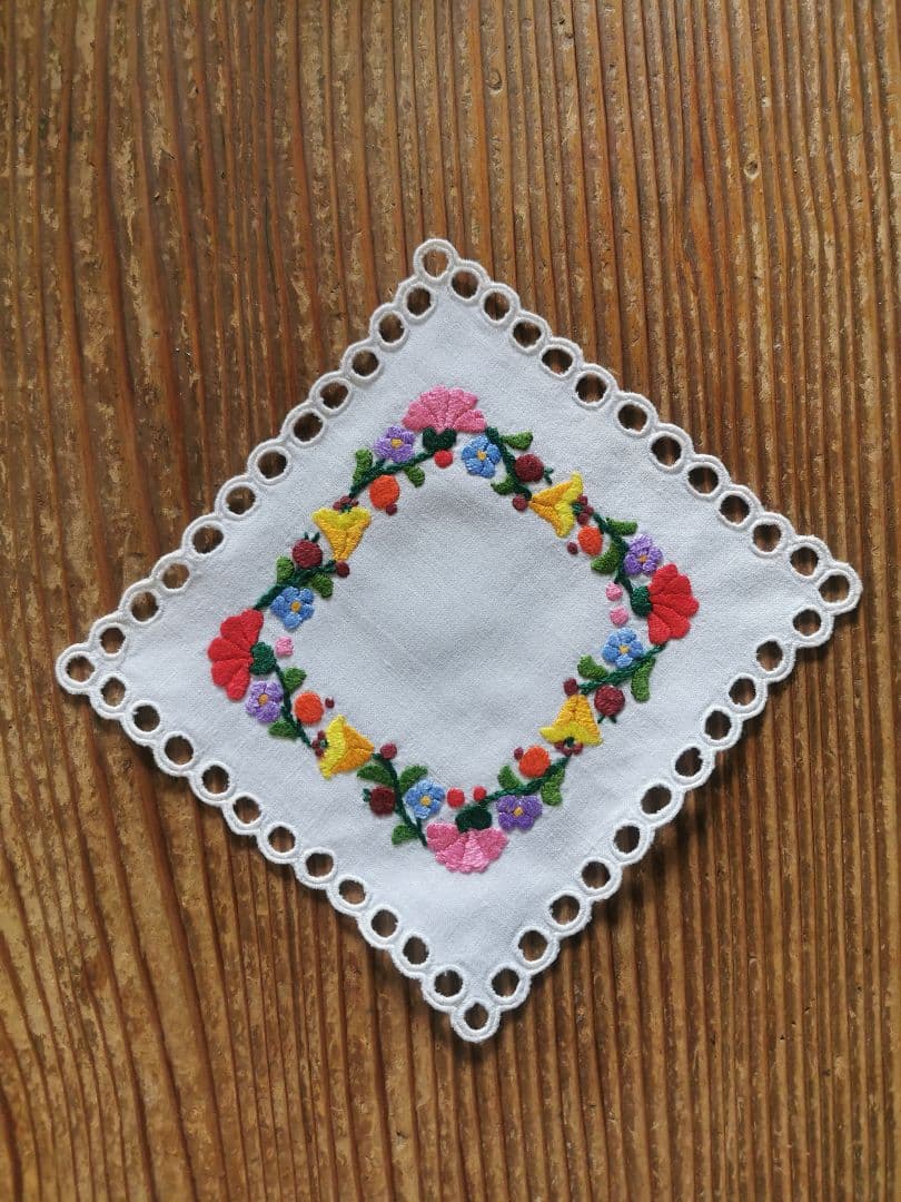 アンティークハンガリー/ カロチャ刺繍 アイレットスカラップドイリー