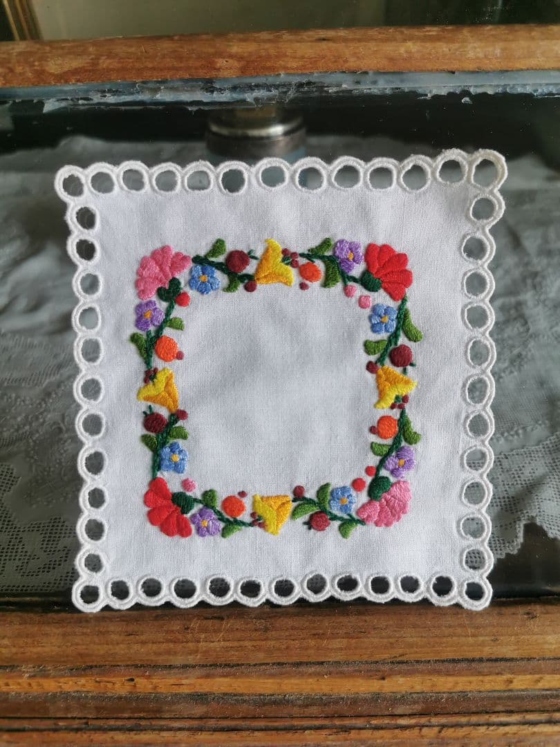 アンティークハンガリー/ カロチャ刺繍 アイレットスカラップドイリー