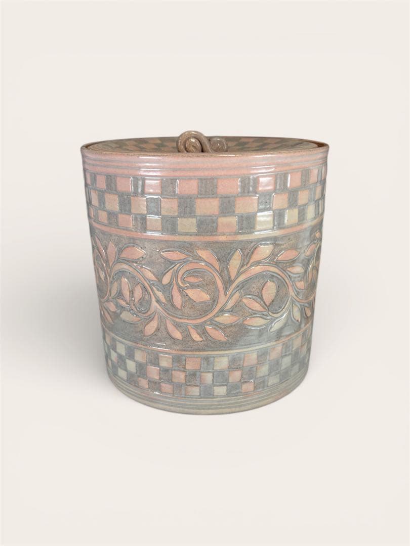 【中古品】佐久間芳山造　唐草模様彫水指（共箱）USED〈税込•送料込〉