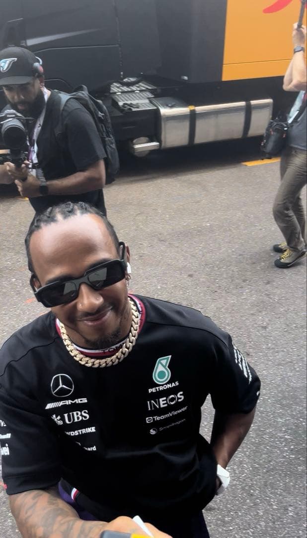 証拠ありフェラーリ　ルイスハミルトン　サイン色紙