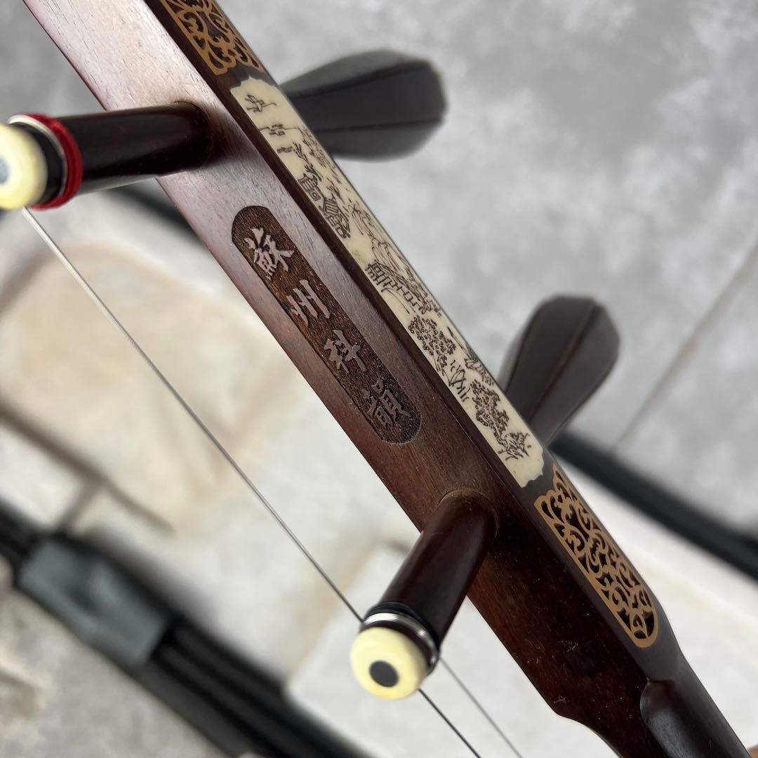 希少　科韻楽器　極品　蘇州二胡　柳城碧藍煙外染　べっ甲　彫刻絵　弓　レザーケース