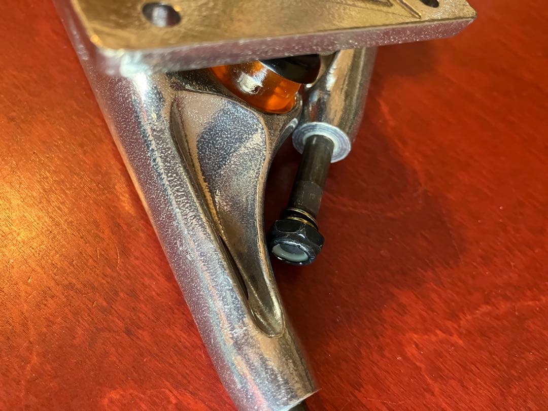 送料込 新品未使用THUNDER TRUCKS 148 HI 正規品本物です