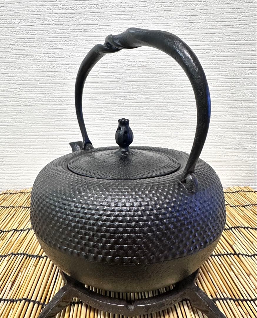 未使用、保管品　南部虎山工房造　前田知行　１５型姥口アラレ　南部鉄瓶　南部鉄器