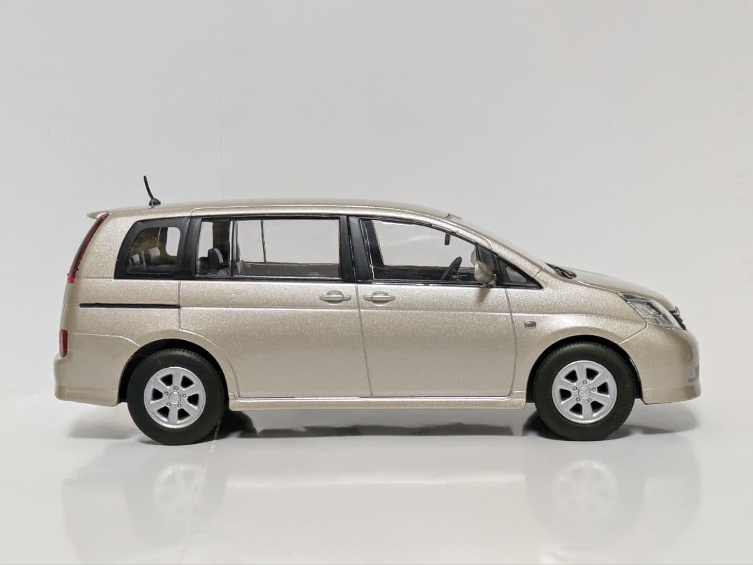 トヨタ ISIS アイシス 1/30 カラーサンプル プルバックカー