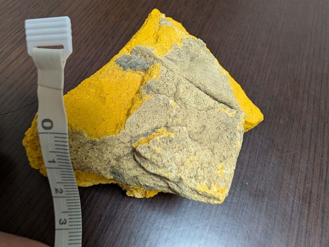 黄色と灰色の不規則な石