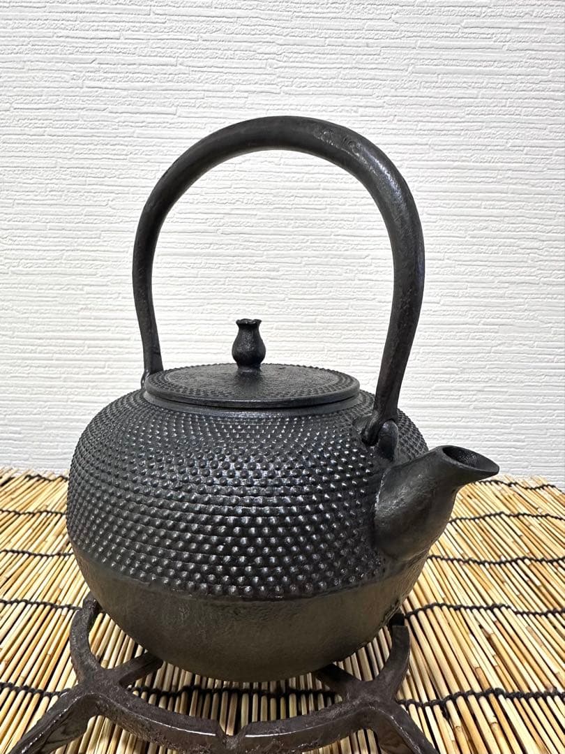 未使用品コンディション 南部秀山堂 佐藤 勝弘作 １５型 砂鉄瓶 鉄瓶　南部鉄瓶