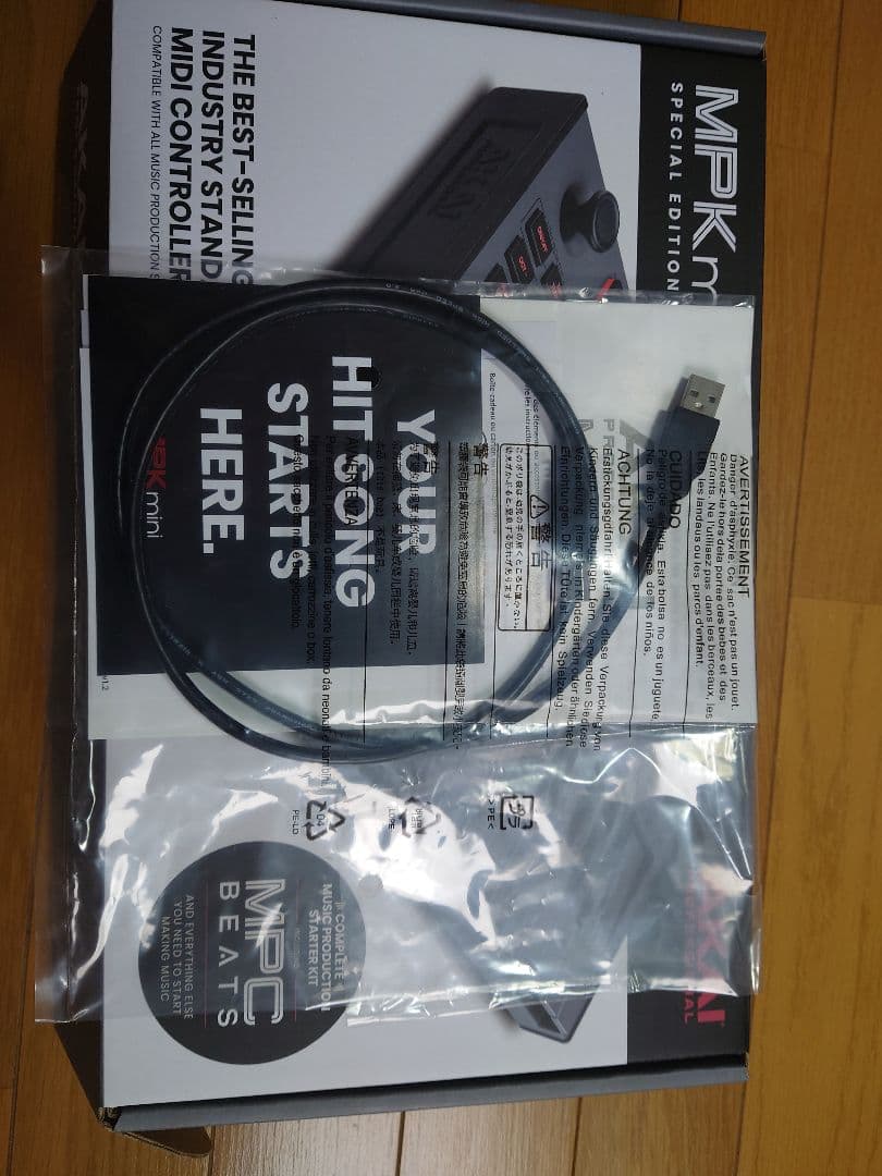 AKAI MPKmini MIDIコントローラー