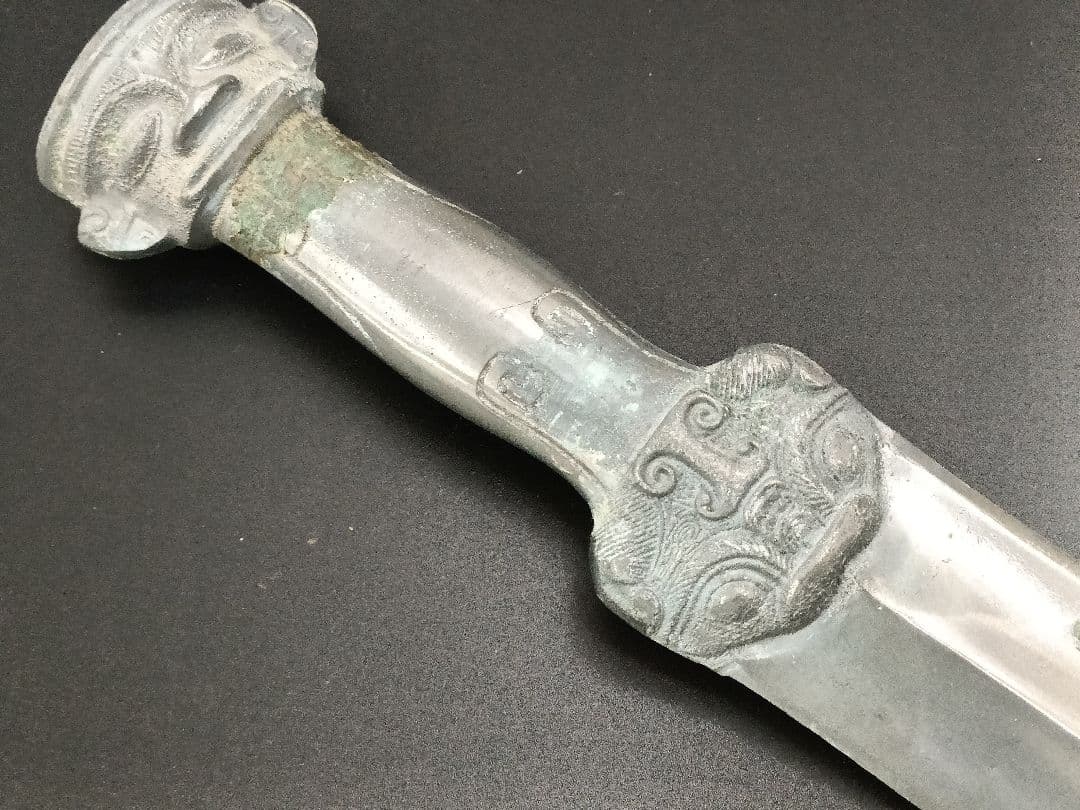 M02銅製置物　中国青銅器　銅剣　錫メッキ人首形鍔　インテリア置物　長さ55CM