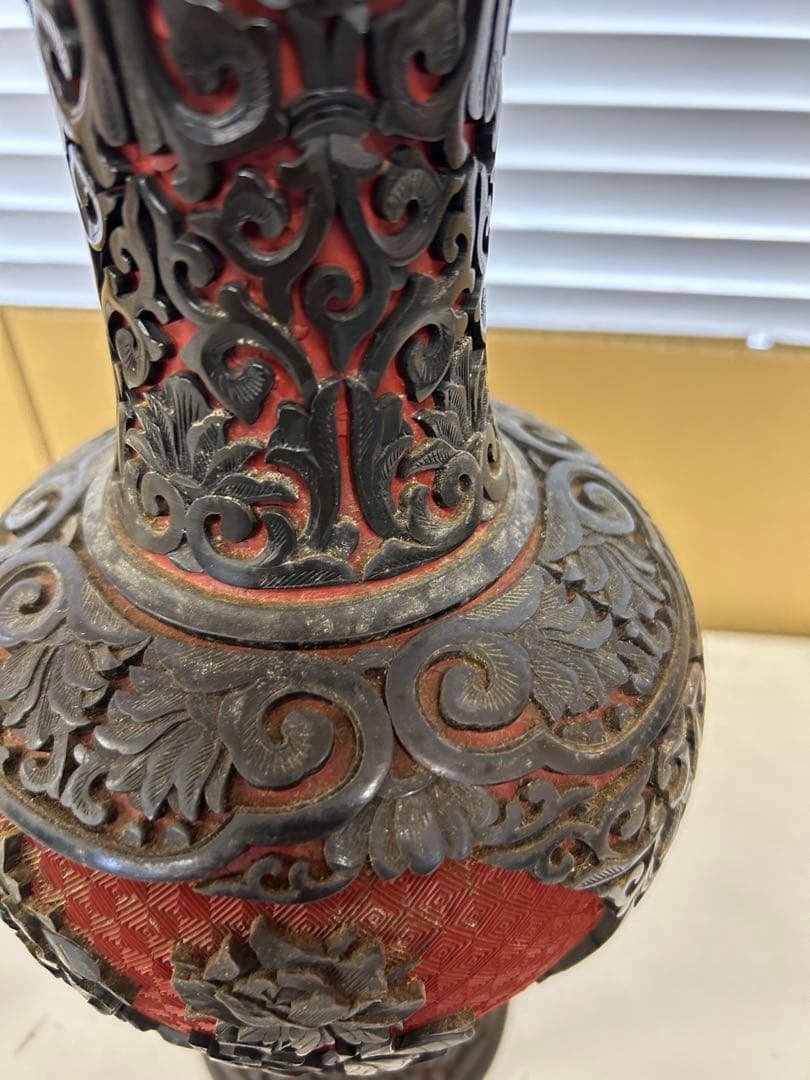 P209 中国古美術 古玩 花瓶 黒堆朱 木製円台付 堆朱　希少　美術品　工芸品