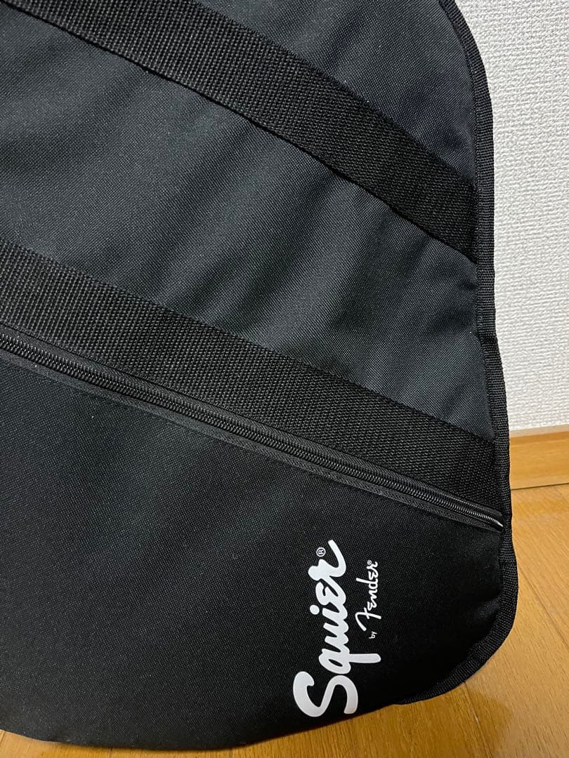 Squier ストラトキャスター ホワイト ケース、カポ、ストラップ、ピック付き