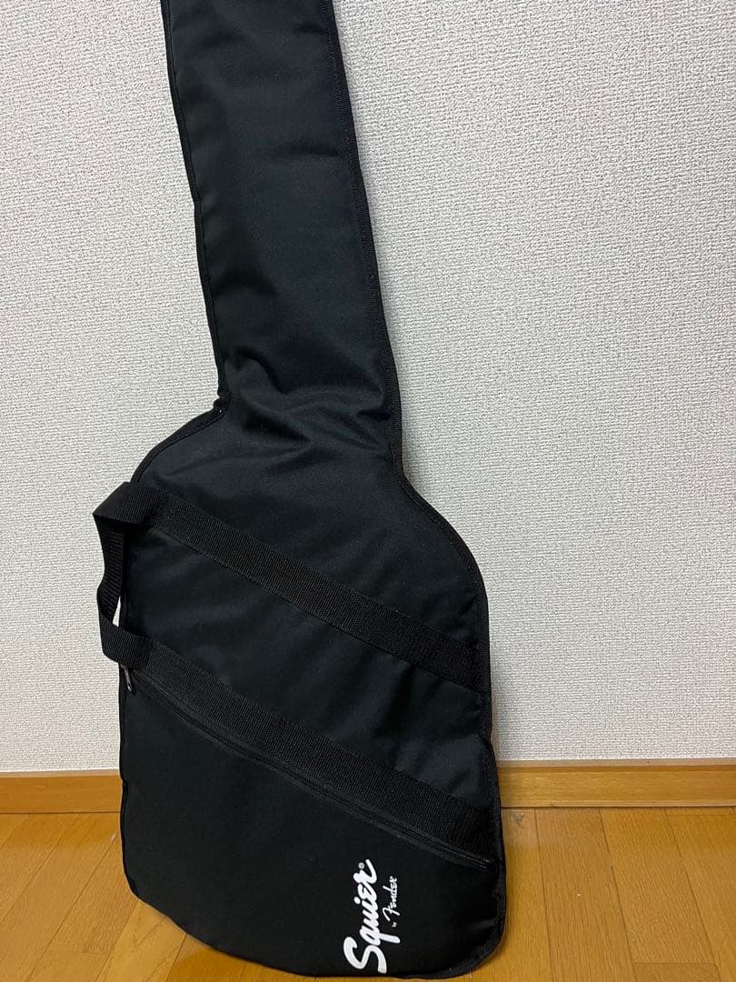 Squier ストラトキャスター ホワイト ケース、カポ、ストラップ、ピック付き