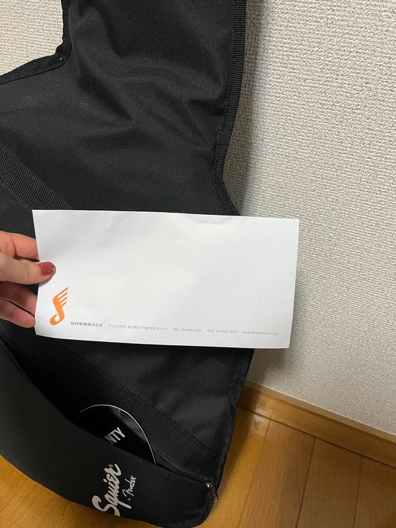 Squier ストラトキャスター ホワイト ケース、カポ、ストラップ、ピック付き