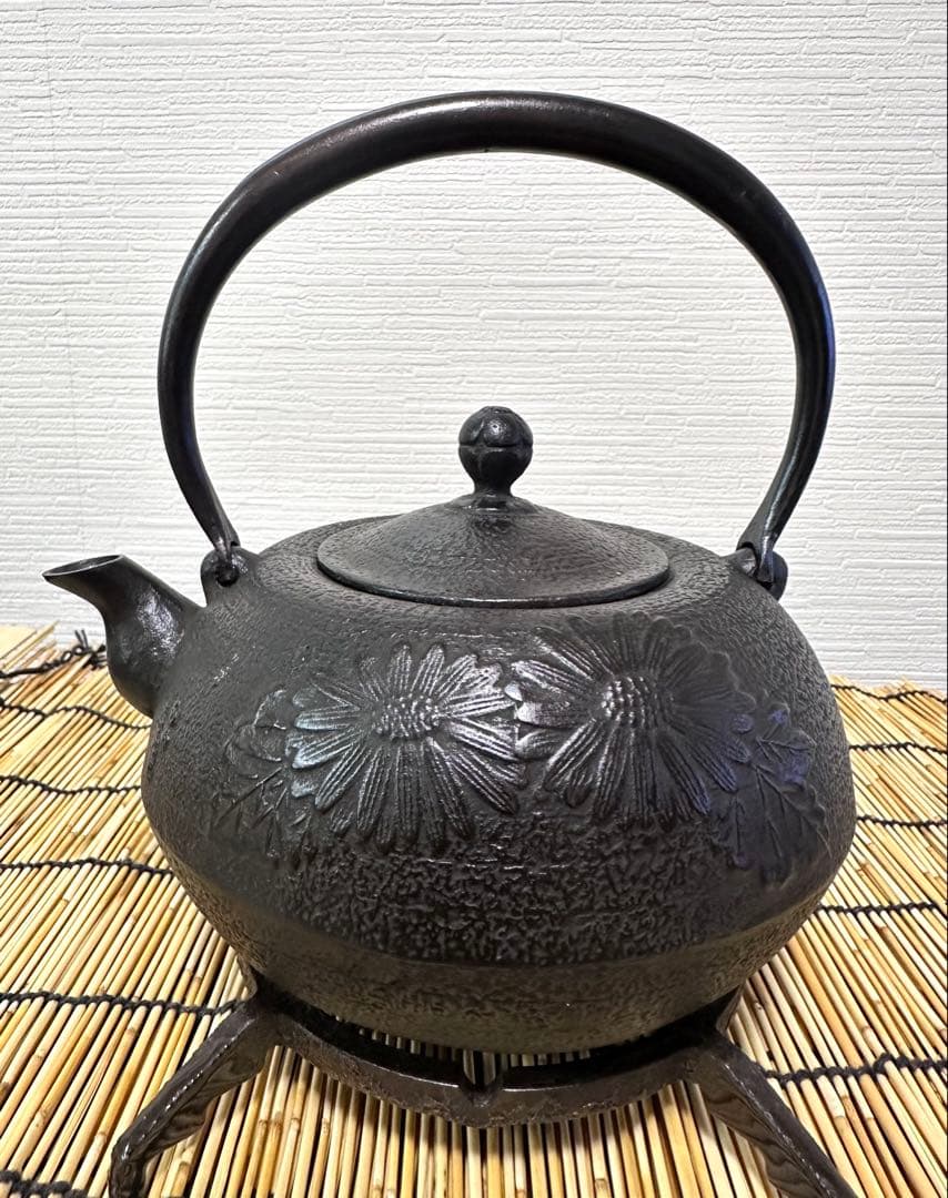 新品、未使用、供箱等付属品付　南部盛栄堂造　柚子菊　南部鉄瓶 南部鉄器　鉄瓶