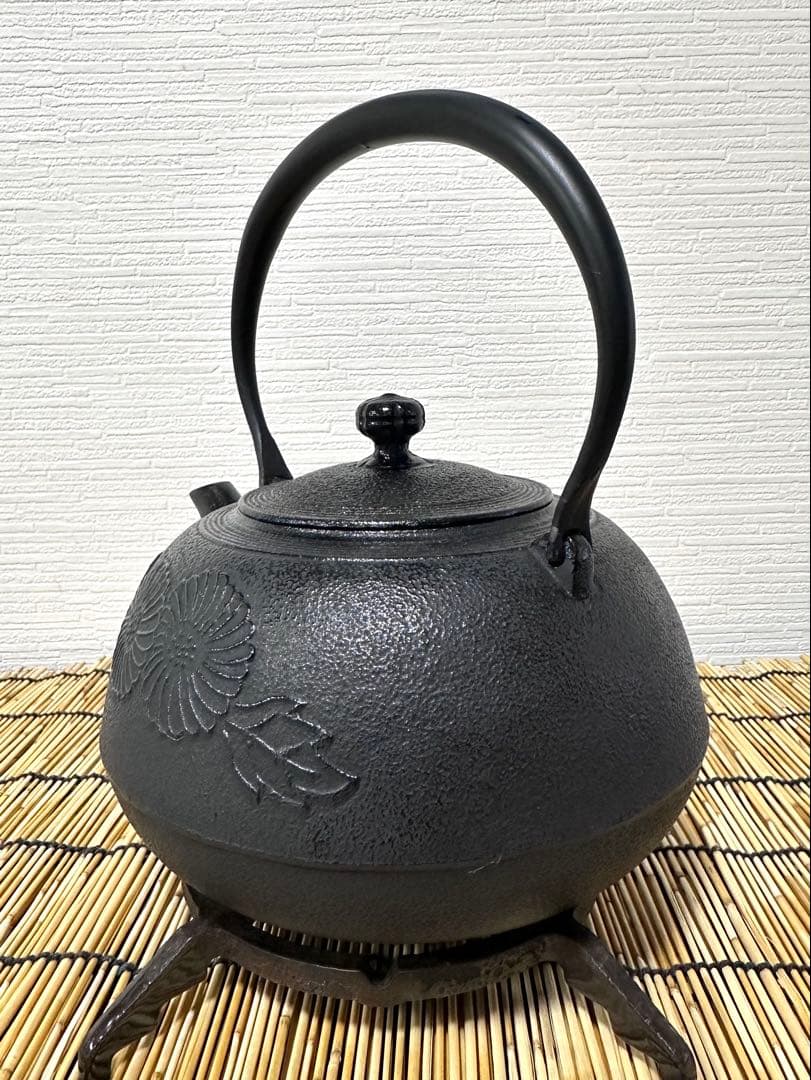新品、供箱付　南部及春南部宝星堂造　２２型　平丸菊　鉄瓶　南部鉄瓶　南部鉄器