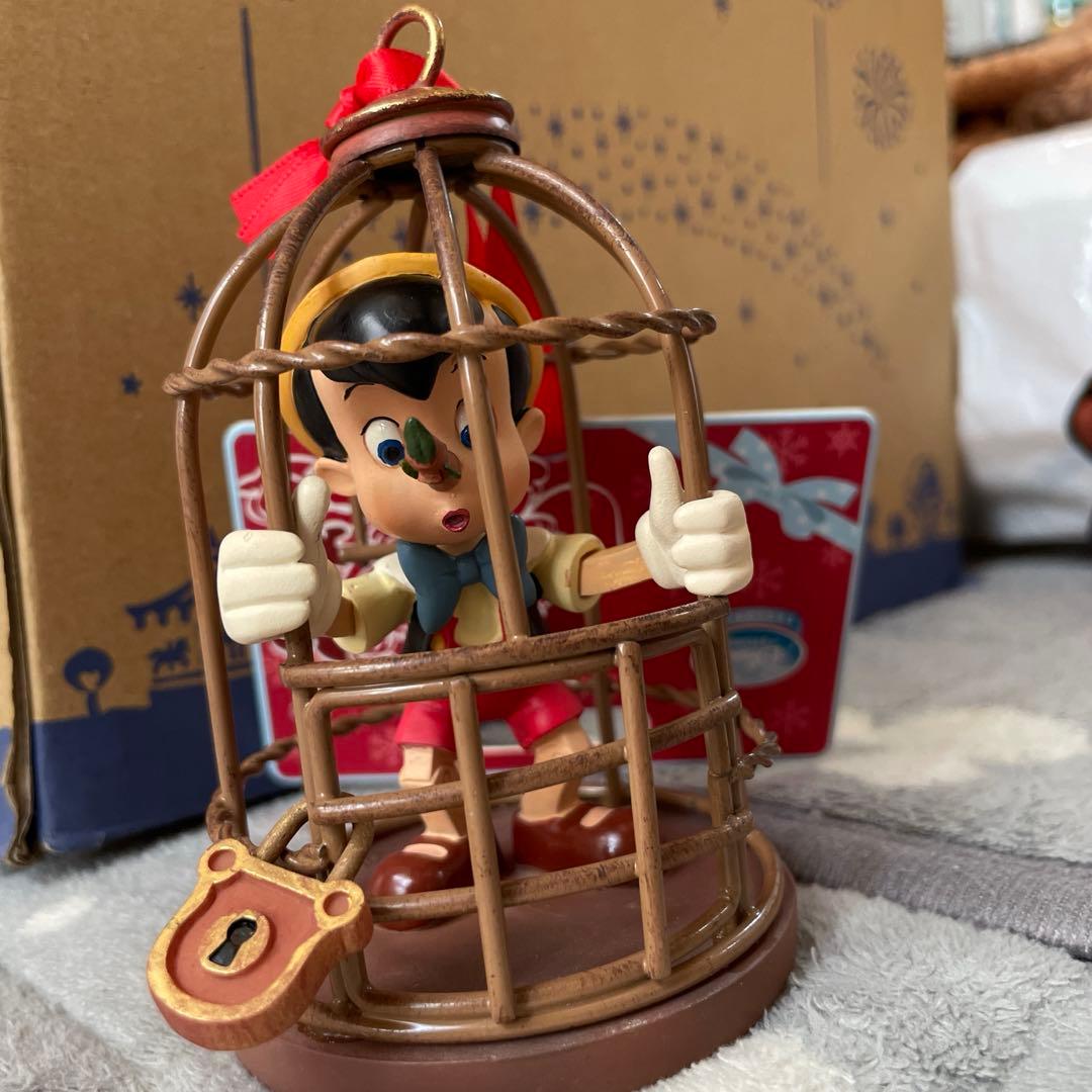 ディズニー　オーナメント　フィギュア　ピノキオ　ストロンボリ劇場　鳥かご　南京錠