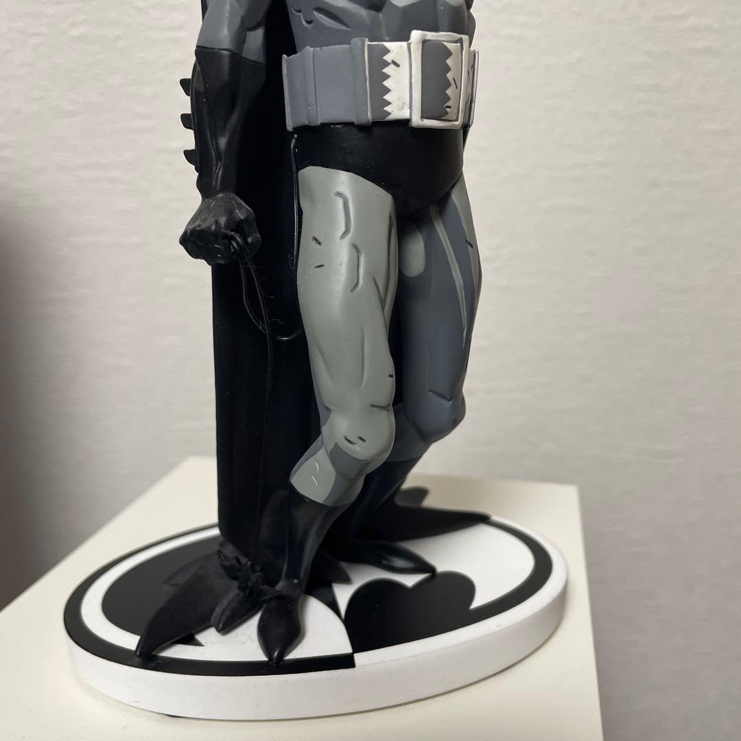 ＤＣバットマン ブラック＆ホワイト フィギュア マイク・ミニョーラ スタチュー