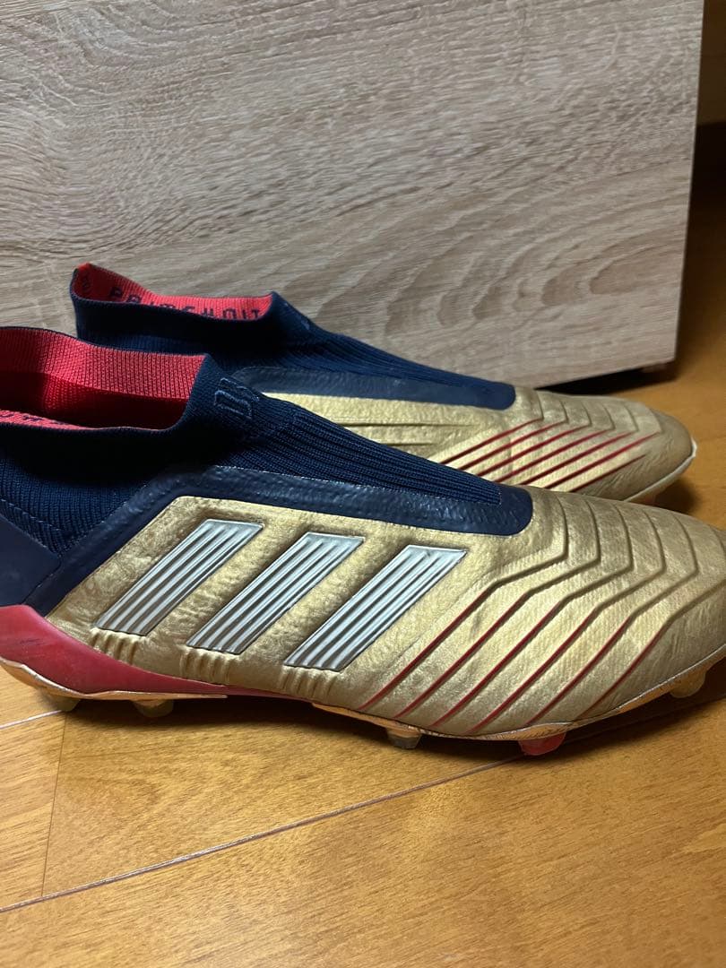 adidas サッカーシューズ スパイク ゴールド　プレデター　紐なし