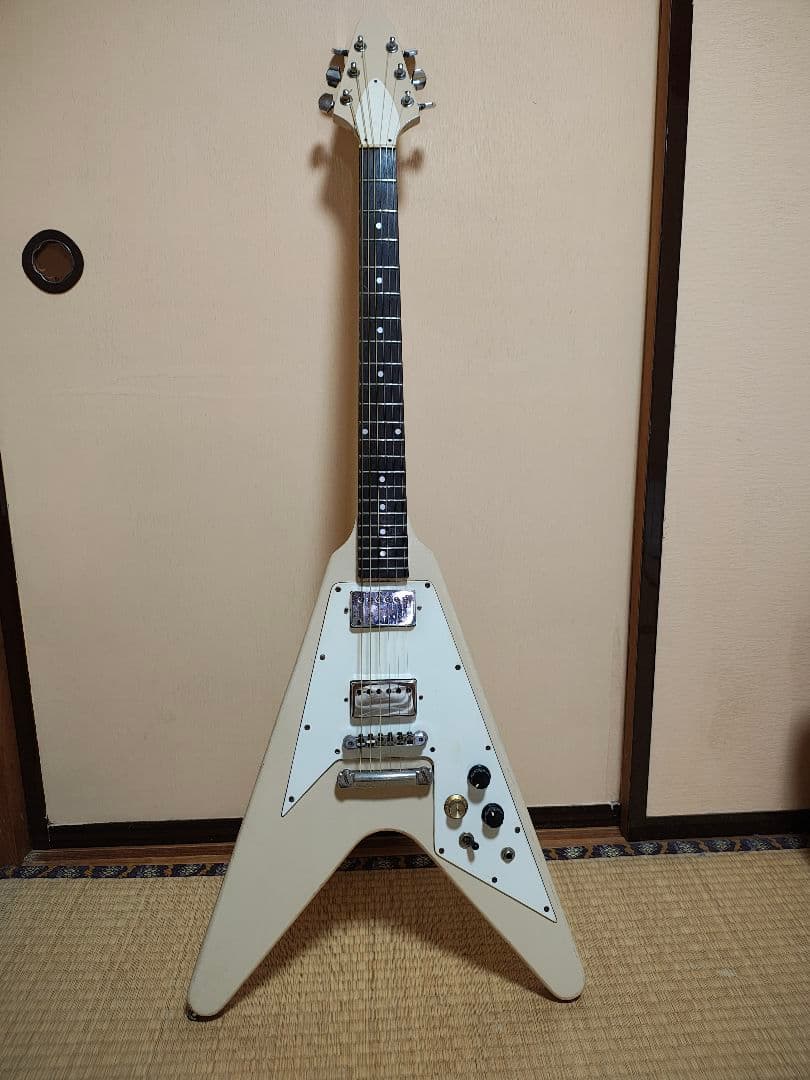 ジャパンビンテージ　フライングVエレキギター ベージュ　 ギターケース付