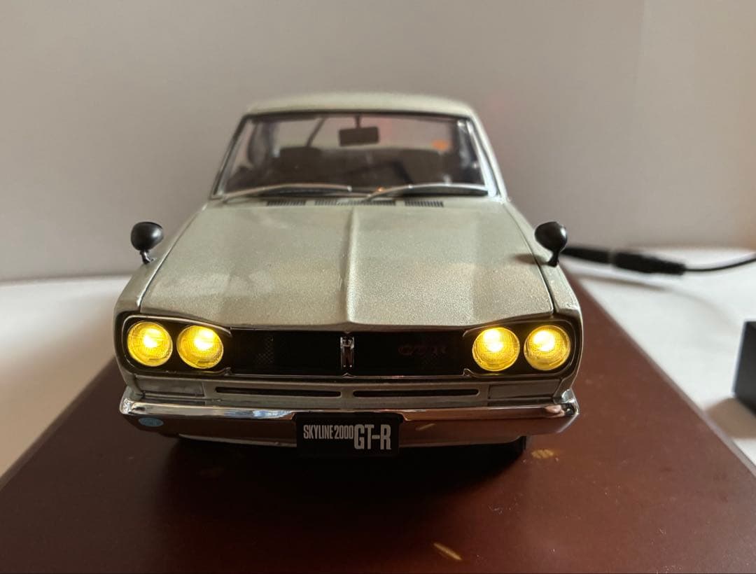 現状品　京商　1/18 スカイライン 2000GT-R KPGC10 ライト点灯