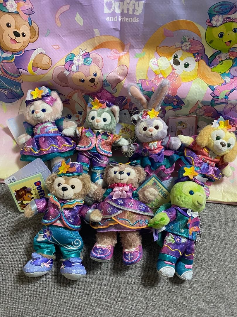 香港ディズニーランド20周年限定のコスチュームを着た限定のぬいぐるみ。