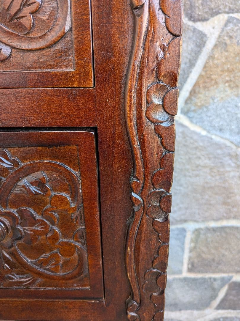 古い木製彫刻入りチェスト 6引き出し