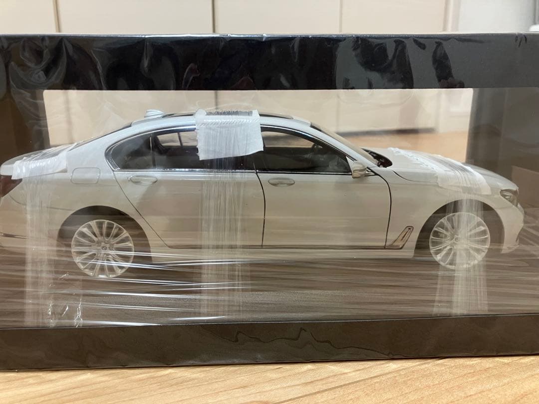  750Li ホワイトミニカー　1/18