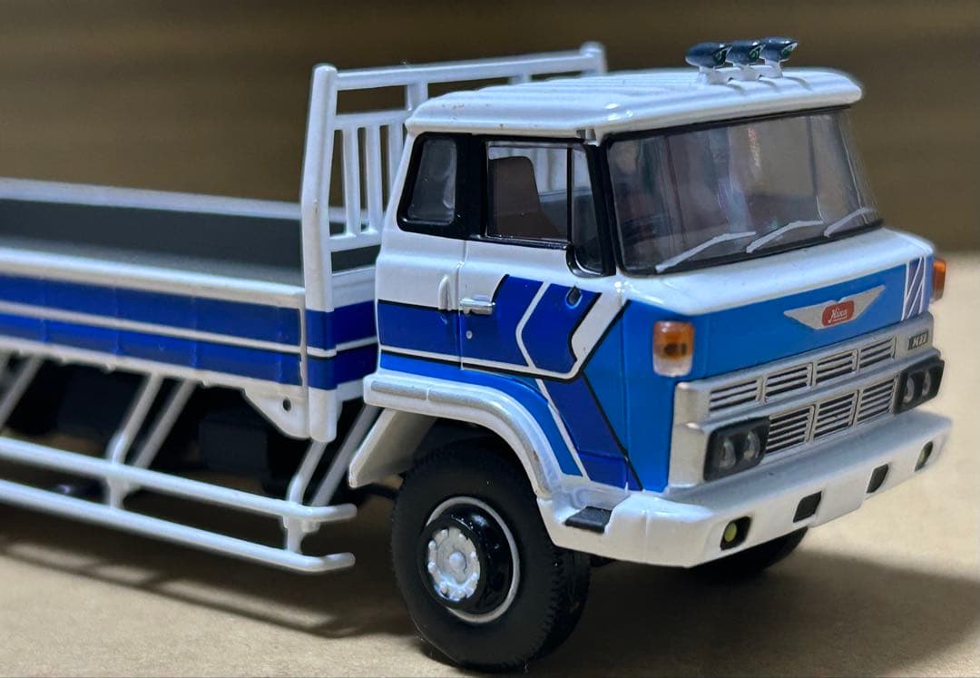 トミカリミテッドヴィンテージネオ 日野 KB324型トラック 特別塗装色