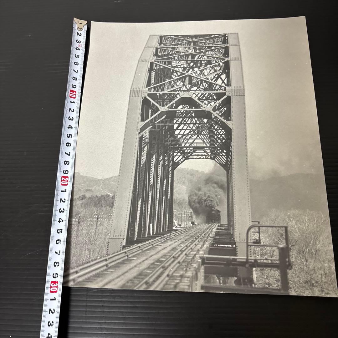 鉄道写真 蒸気機関車 鉄橋 モノクロ