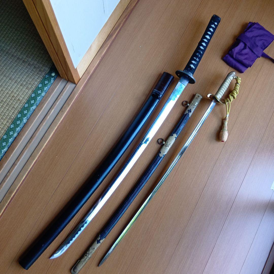 模造刀2口セット１口は居合刀1口は旧海軍儀礼刀.指揮用サーベル型模造刀