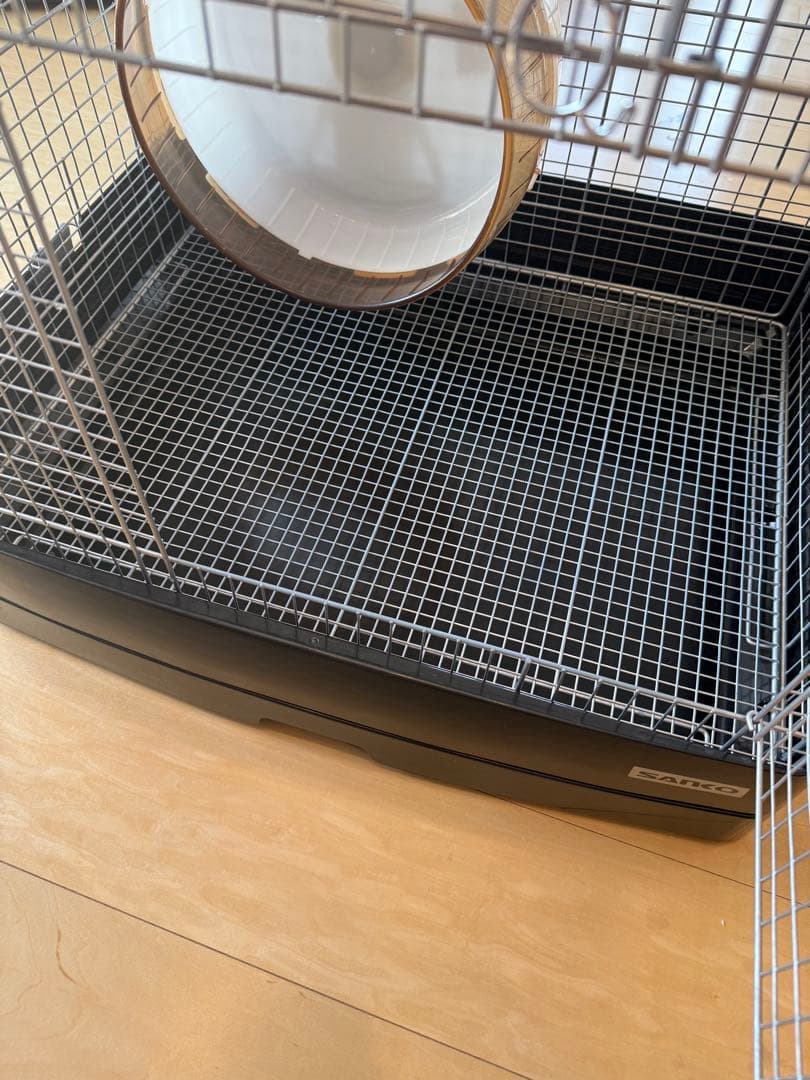チンチラケージ　SANKO ブラック 62L x 51W x 78H 滑車付き