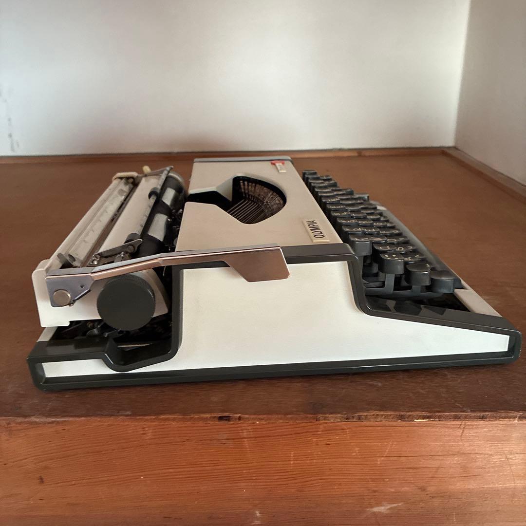 オリンピア　タイプライター トラベラー　Olympia Traveller☆