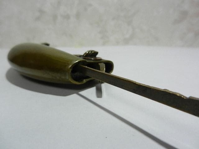 銅の蝙蝠（こうもり）飾りのある真鍮製骨董からくり錠前