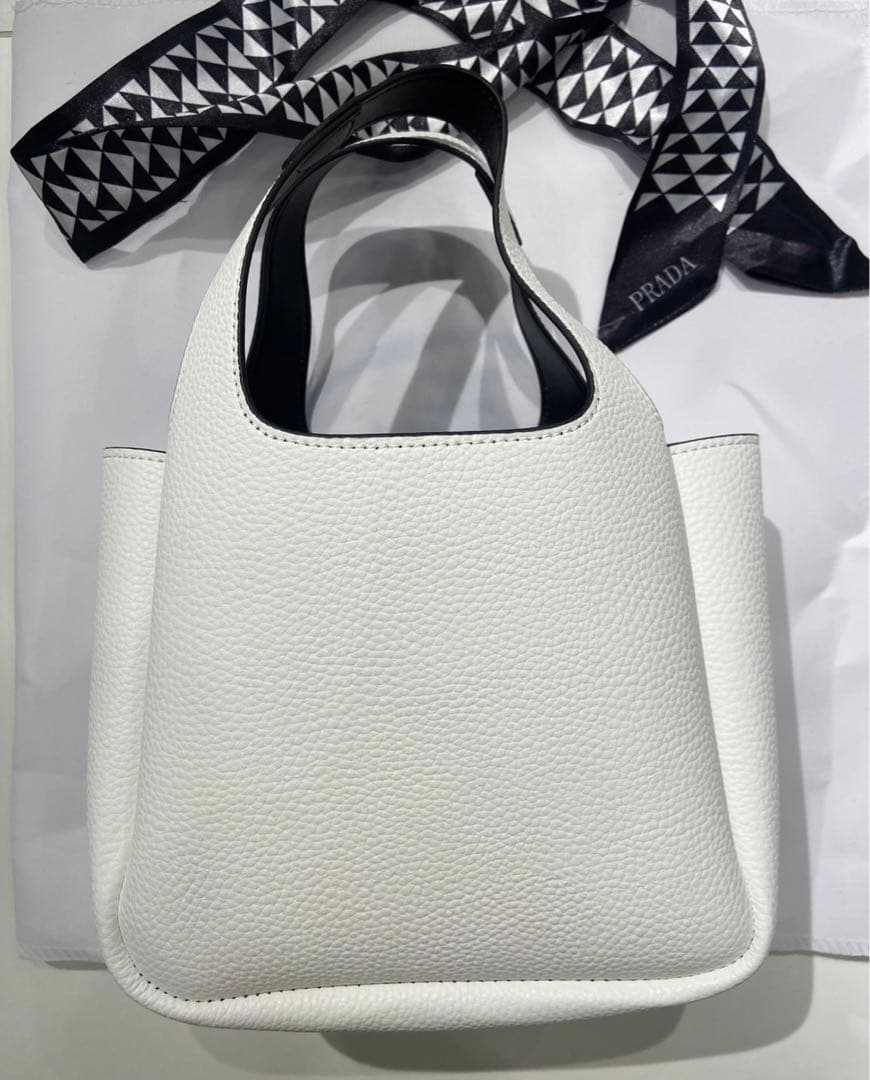 PRADA ホワイトハンドバッグ　ノベルティ