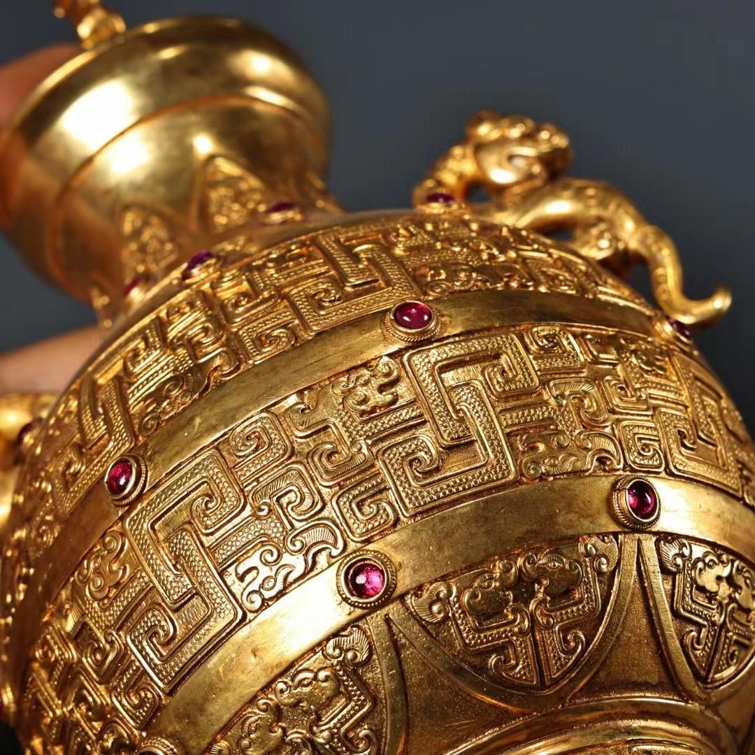 中国古美術・銅製の高浮き彫り鎏金宝石を嵌め缶・茶道具・置物・文房具・案頭・純銅